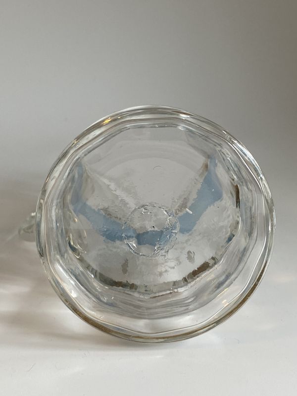 Antikk glassmugge med dekor 