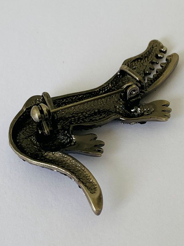 Krokodille brosje med glitrende steiner 