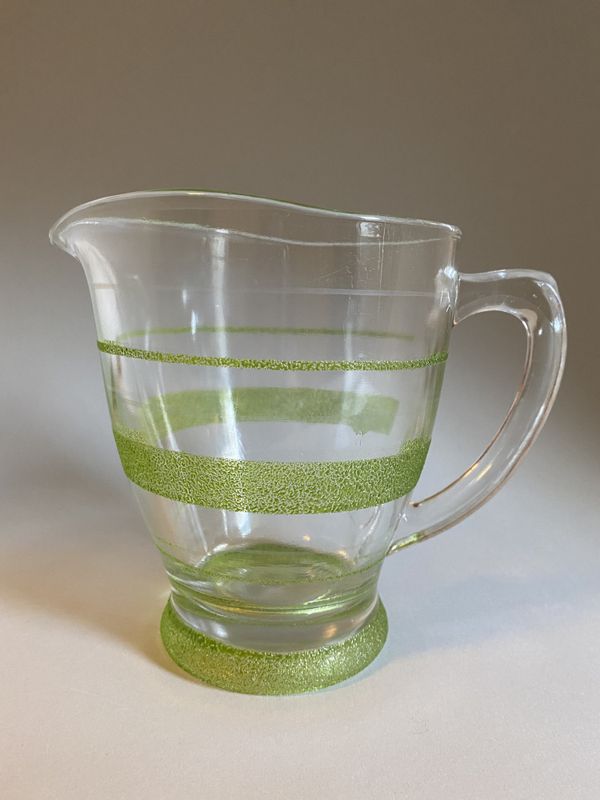 Pulverlakkert mugge i pressglass 