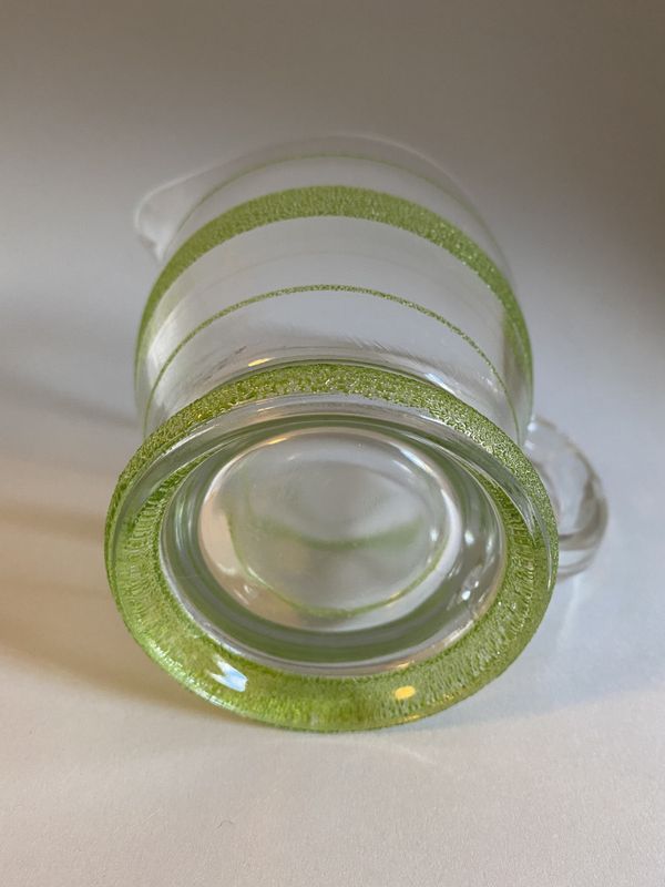 Pulverlakkert mugge i pressglass 