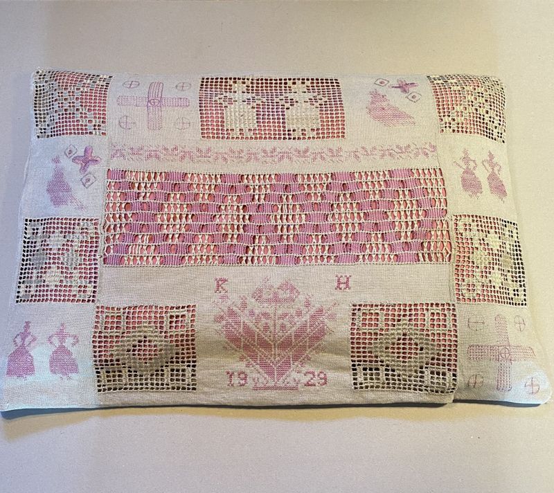 Nydelig gammelt brodert putetrekk 