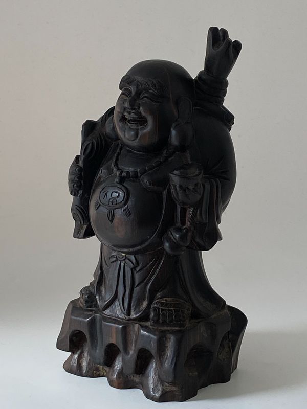 Smilende buddafigur i tre  