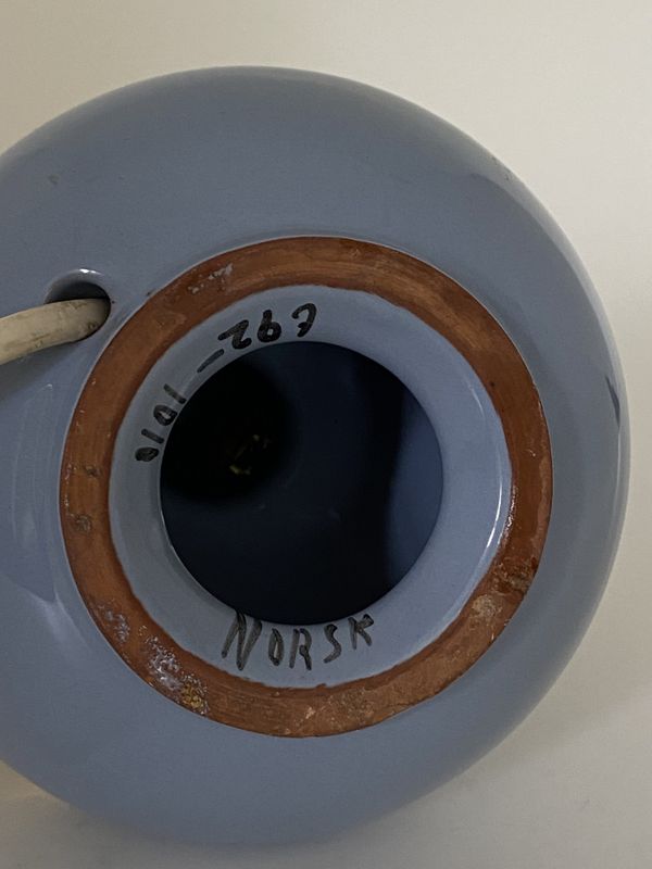 Lyseblå liten bordlampe Graveren 