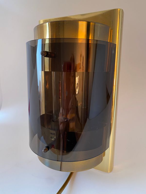 Stilig vegglampe messing og plexiglass
