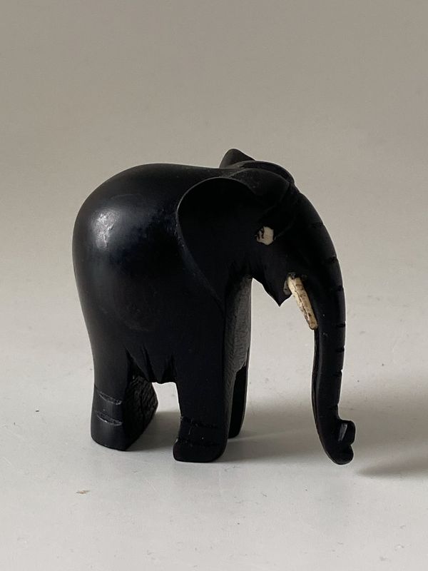 Liten elefant og flodhest 