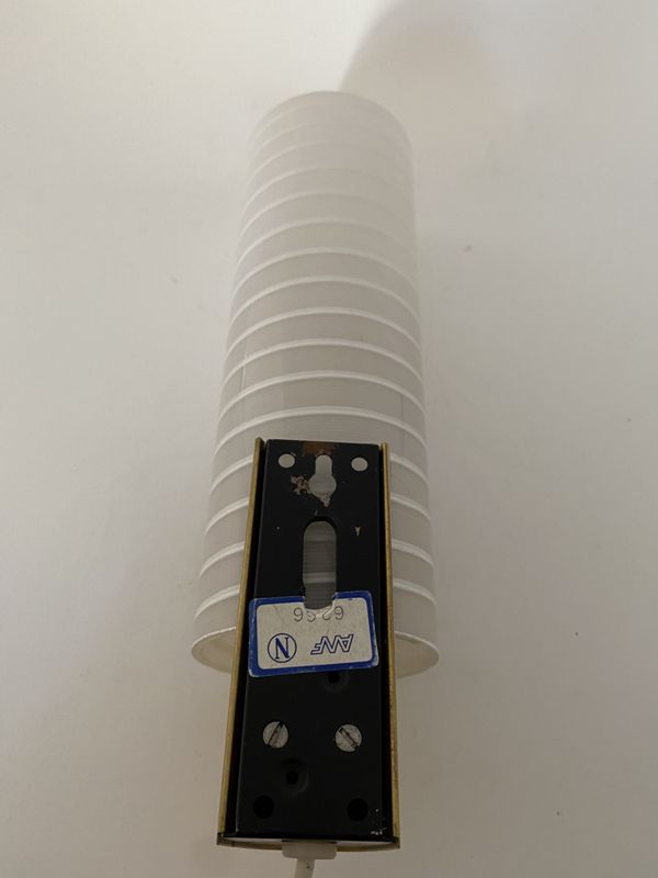 Elegant vegglampe i hvitt glass 