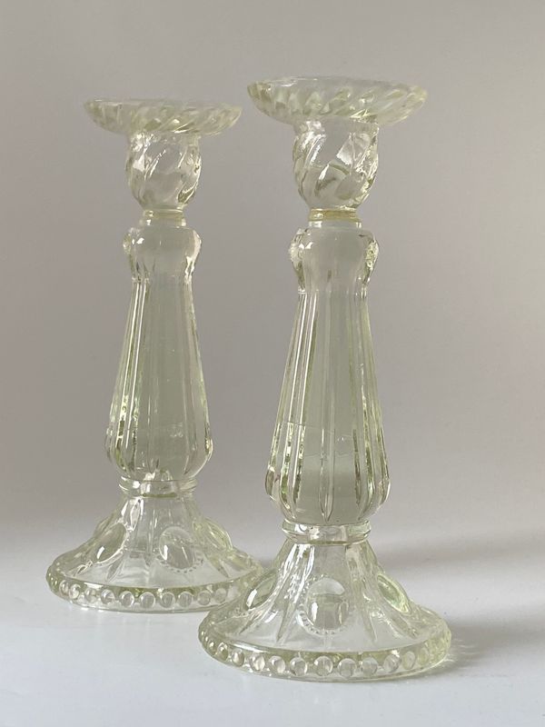 Høye lysestaker i pressglass 